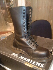 Dr. Martens  на шнуровке на 16дырок